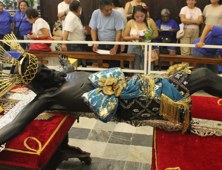 ¡Sorprendente cambio del Perizonium del Cristo Negro!
