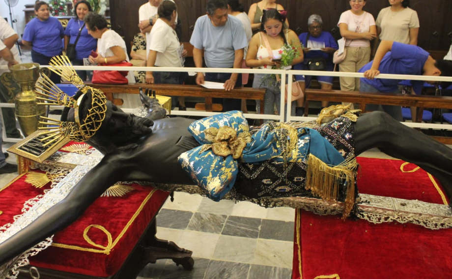 ¡Sorprendente cambio del Perizonium del Cristo Negro!