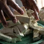 Cajas de tofu son retiradas del mercado por posible contaminación con tinta