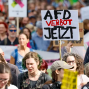 Miles se manifiestan contra auge de ultraderecha en Alemania
