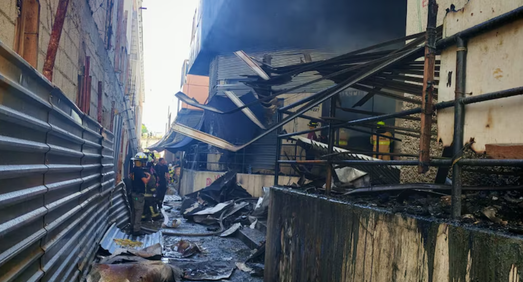Incendio afecta locales y moviliza a cuerpos de emergencia