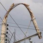 ¡Caos en Campeche! Poste de la CFE se parte en pleno San José