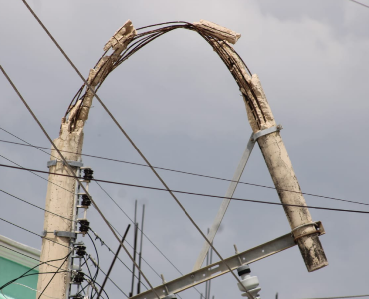 ¡Caos en Campeche! Poste de la CFE se parte en pleno San José