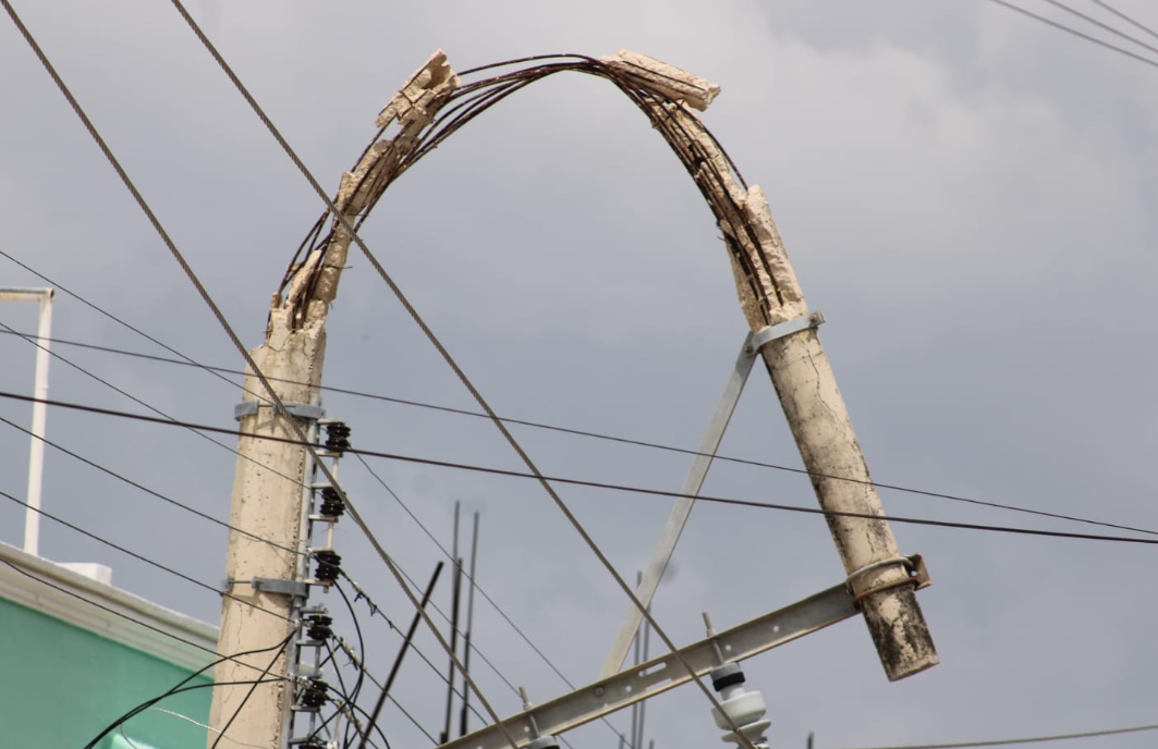 ¡Caos en Campeche! Poste de la CFE se parte en pleno San José