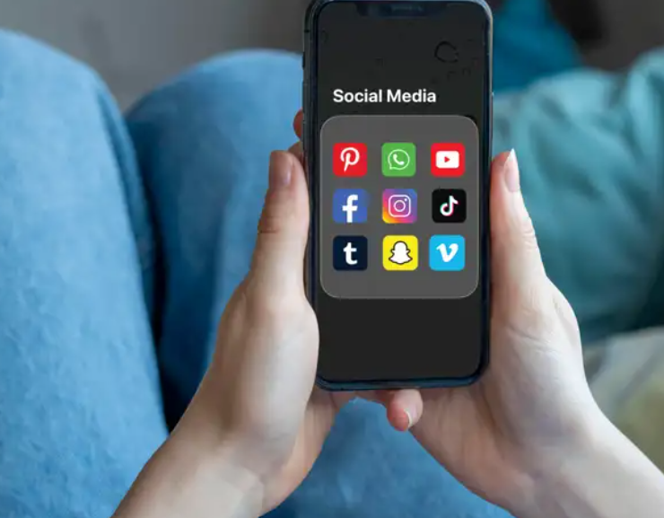 UE propone prohibir redes sociales a los menores