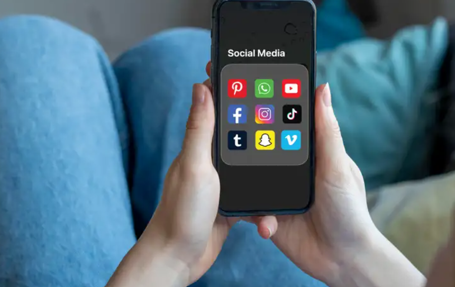 UE propone prohibir redes sociales a los menores
