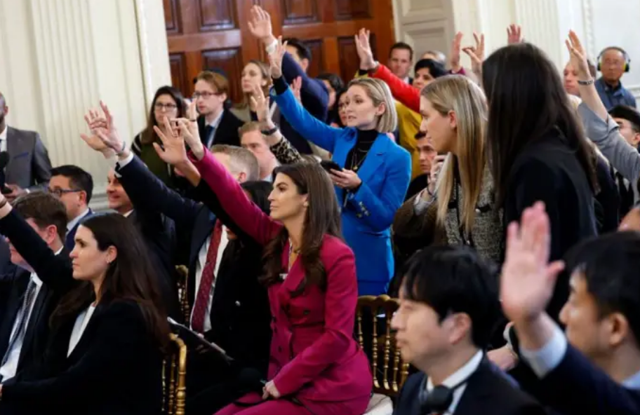 Trump prohíbe el acceso a periodistas de tres cadenas