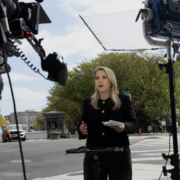 Medios de comunicación demandan a Trump por excluir a sus reporteros