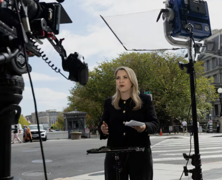 Medios de comunicación demandan a Trump por excluir a sus reporteros