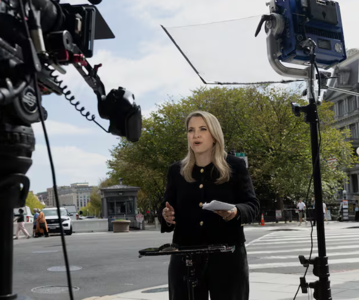 Medios de comunicación demandan a Trump por excluir a sus reporteros