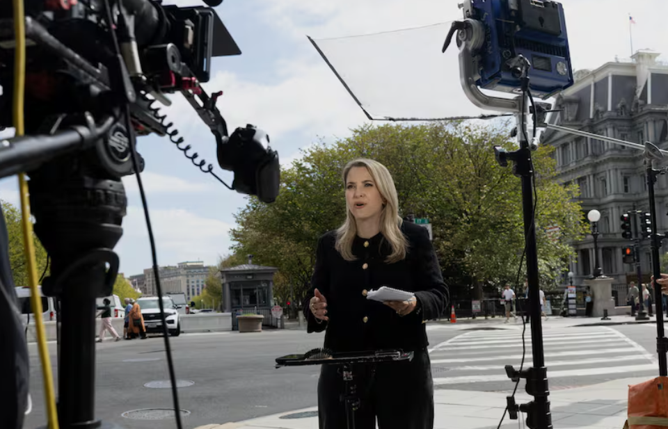 Medios de comunicación demandan a Trump por excluir a sus reporteros