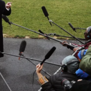 Juez restablece el acceso a medios vetados por Trump