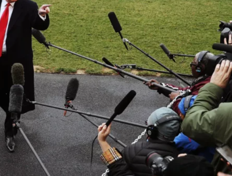 Juez restablece el acceso a medios vetados por Trump