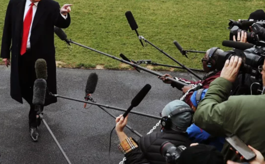 Juez restablece el acceso a medios vetados por Trump