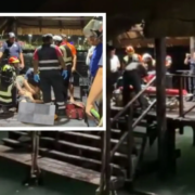 Hombre es rescatado del agua: ¡Impactante rescate nocturno!