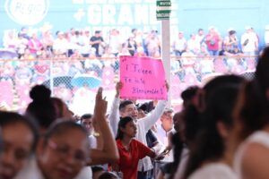 Los tabasqueños expresaron su respaldo y cercanía durante la visita de Claudia Sheinbaum a Villahermosa, donde se anunciaron nuevas obras y proyectos para el estado.