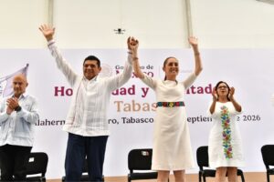 Claudia Sheinbaum y Javier May durante la visita presidencial a Villahermosa, donde fueron anunciadas nuevas obras de infraestructura carretera y proyectos de salud para Tabasco.