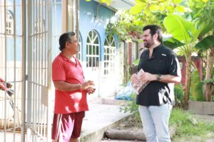 Daniel Casasús Ruz encabezó actividades de credencialización de militantes de Morena durante su recorrido por la colonia Indeco, en el municipio de Centro.