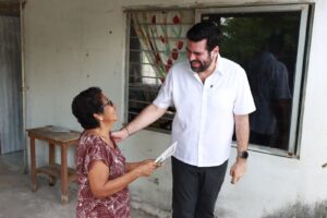 Durante el recorrido territorial en Centro, Daniel Casasús Ruz visitó hogares y mantuvo un acercamiento con los ciudadanos, además de compartir información y entregar el periódico Regeneración.