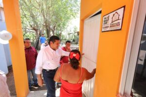 El gobernador Javier May Rodríguez entrega las llaves de una nueva vivienda a una de las familias beneficiadas en Centro, Tabasco, como parte del programa Viviendas para el Bienestar.