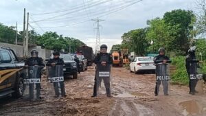 Tras el operativo, las familias tuvieron que abandonar el lugar, quedando junto con sus pertenencias en la calle