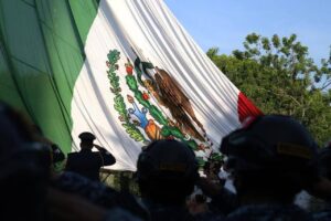 Estudiantes, cuerpos de seguridad y elementos de las Fuerzas Armadas participaron en el desfile cívico-militar, en una jornada marcada por la emoción y el orgullo de las familias yucatecas.