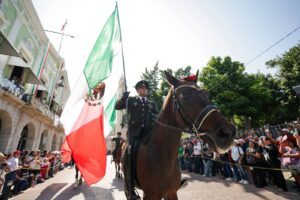 El gobernador Joaquín Díaz Mena encabezó el desfile cívico-militar por el 216.º aniversario de la Independencia de México, acompañado por miles de familias yucatecas que presenciaron el recorrido de los 4,850 participantes por el Centro Histórico de Mérida.