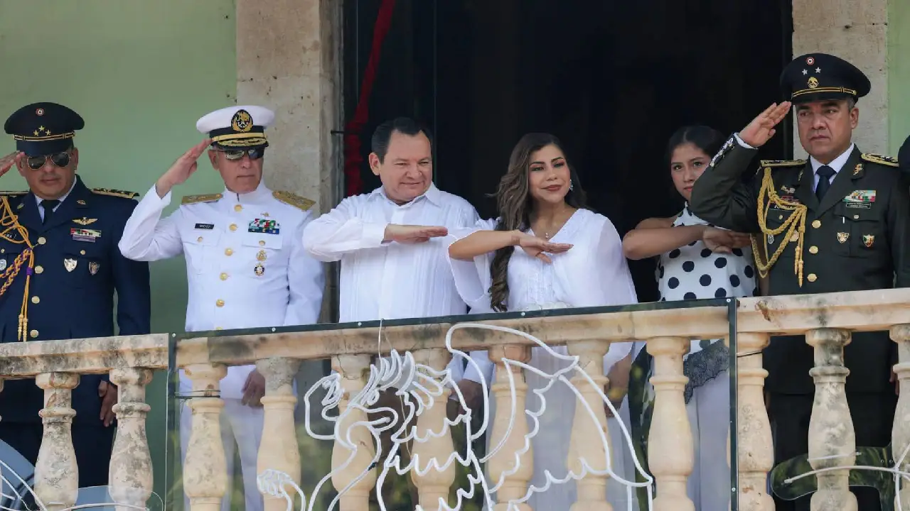 Desfile de 4,850 participantes llena de orgullo el Centro Histórico de Mérida