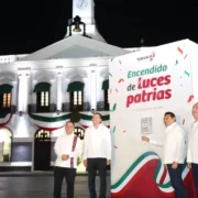 Encendido de luces patrias reúne a familias tabasqueñas