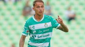 Fran Villalba apareció en el tiempo agregado y marcó el gol del triunfo con el que Santos Laguna concretó la remontada ante Toluca.
