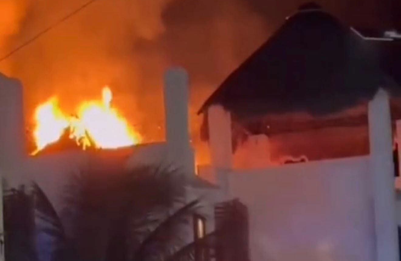 Incendio consume palapas de restaurante en Río Lagartos durante madrugada