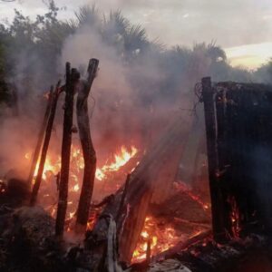 A pesar de la intervención de los bomberos, el fuego consumió por completo la vivienda