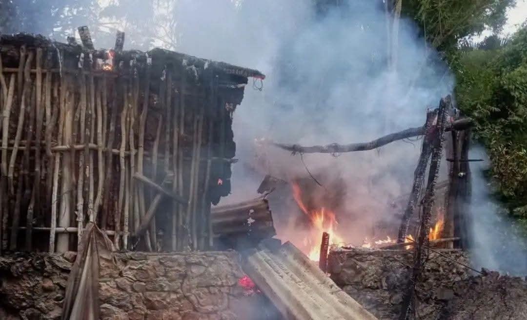 Incendio consume vivienda durante la madrugada en Maxcanú y deja pérdidas totales
