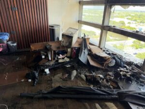 Bomberos de la Secretaría de Seguridad Pública (SSP) atendieron y sofocaron un incendio registrado en una oficina del décimo piso del edificio Orión
