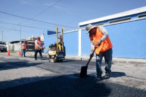 Vecinas y vecinos del fraccionamiento Limones reconocieron los trabajos de bacheo que buscan mejorar la movilidad y las condiciones de las calles en esta zona de Mérida.