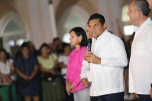 El gobernador Javier May Rodríguez encabezó el Encendido de luces patrias en la Plaza de Armas de Tabasco, dando inicio a las celebraciones de las Fiestas Patrias.