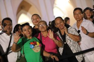 La Plaza de Armas de Tabasco se iluminó con los colores verde, blanco y rojo durante el Encendido de luces patrias, reuniendo a familias para celebrar el inicio de las Fiestas Patrias.