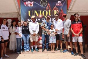 Más de 30 autos clásicos y de colección hicieron acto de presencia para su exhibición en la explanada del parque principal de la perla del sur.