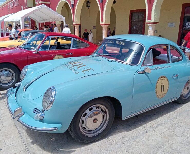 Más de 30 autos clásicos llenaron Ticul de elegancia e historia