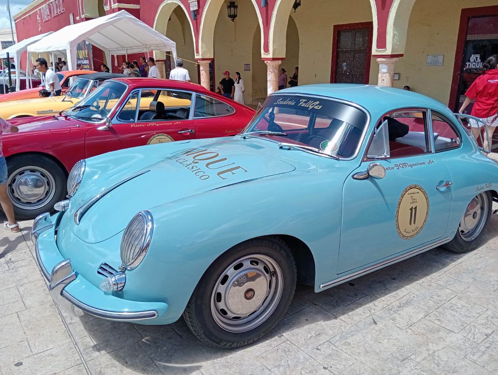 Más de 30 autos clásicos llenaron Ticul de elegancia e historia