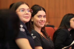 Estudiantes universitarios participaron en la conferencia “El Momento de Mérida”, donde conocieron la visión sobre participación ciudadana, innovación y desarrollo de la capital yucateca.