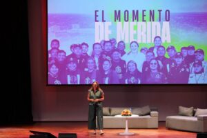 Cecilia Patrón Laviada durante la conferencia magistral “El Momento de Mérida”, donde destacó la participación ciudadana, el orden y la innovación como ejes del desarrollo de la capital yucateca.