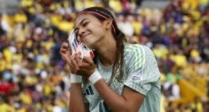 Montserrat Saldivar celebra el segundo gol de la Selección Mexicana Femenil durante su debut en el Mundial Sub-20.