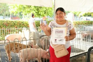 El gobernador Javier May Rodríguez entregó cerdos y cayucos a 210 beneficiarios, como parte de las acciones del Gobierno del Pueblo para fortalecer la producción alimentaria y las actividades productivas en Tabasco.