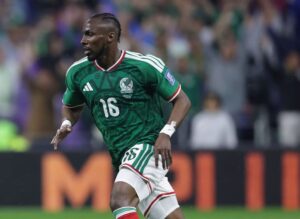 Julián Quiñones quedaría fuera de la primera convocatoria de Rafa Márquez debido a una molestia muscular que sufrió con el Al-Qadisiya.