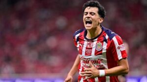 Richard Ledezma celebra su gol con Chivas, que selló el triunfo 3-0 ante Atlético de San Luis en el Apertura 2026.