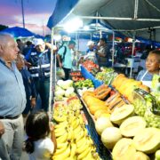 Rafa Marín convive con tianguistas de Prado Norte en Cancún