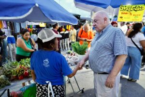 Entre puestos, comerciantes y familias, Rafa Marín recorrió el Tianguis de Prado Norte