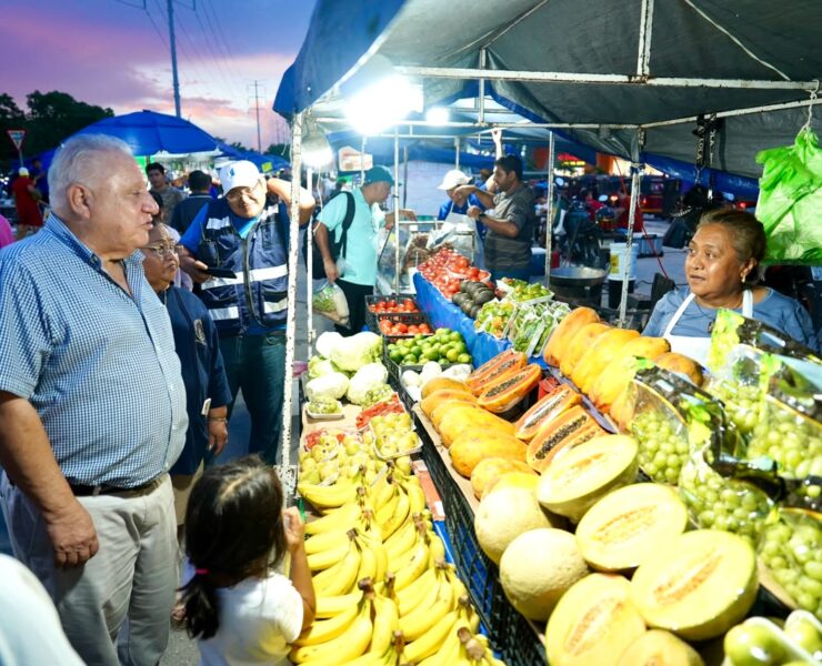 Rafa Marín convive con tianguistas de Prado Norte en Cancún