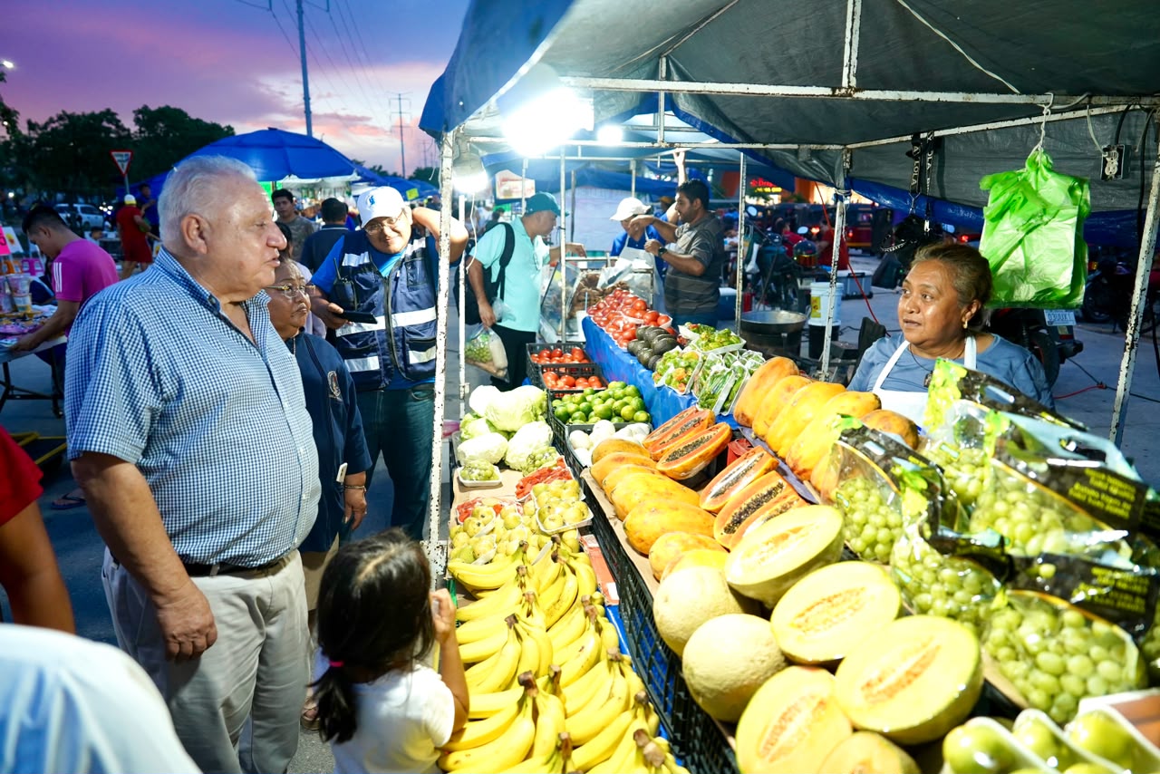 Rafa Marín convive con tianguistas de Prado Norte en Cancún